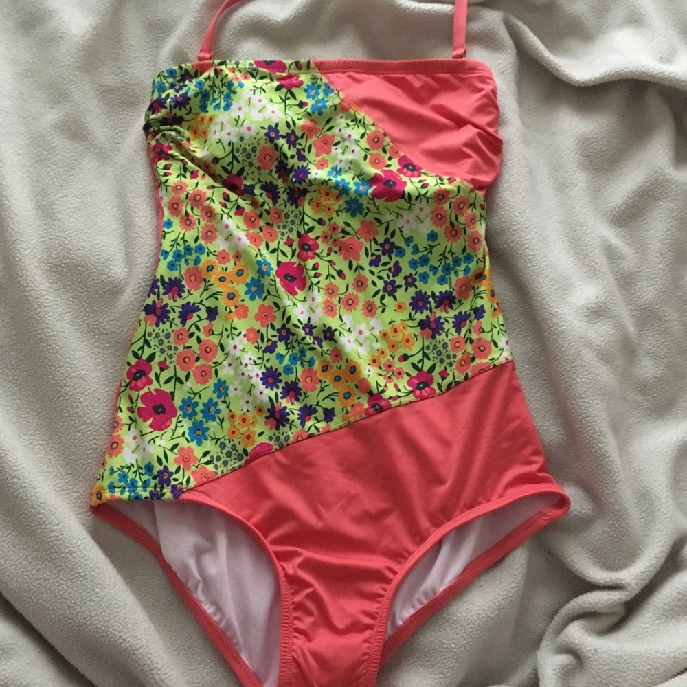 Swimsuit - Picture 2 of 5